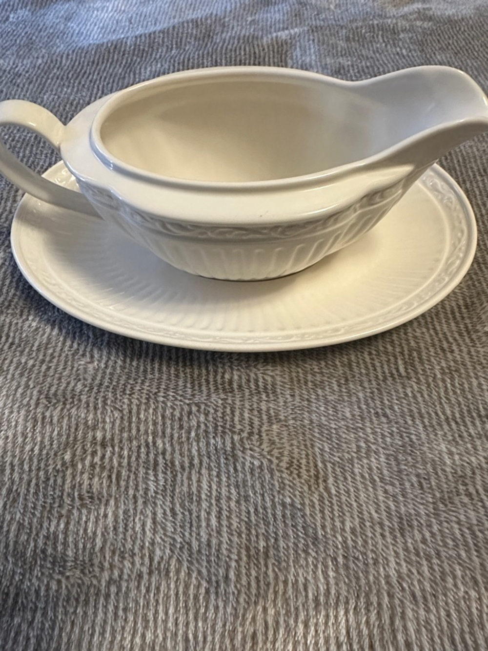 Mikasa Ivory White Ceramic Gravy Boat with Under-plate Italian Countryside